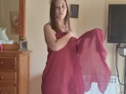 Arabska dziewczyna z dużym biustem tańczy prowokacyjnie